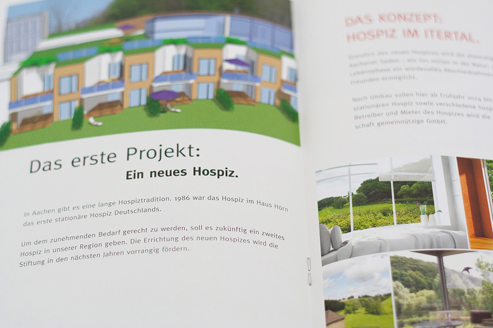 Bild der aufgeklappten Broschüre der Hospizstiftung Aachen - 3