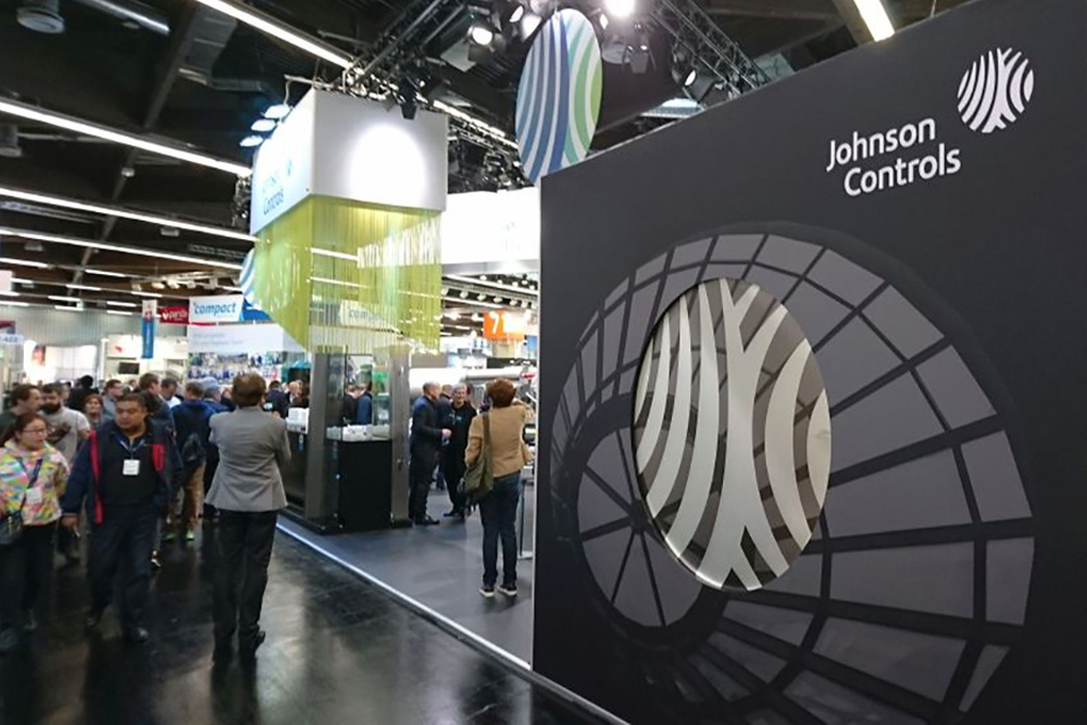 Foto des Johnson Controls Messestandes (seitlich)